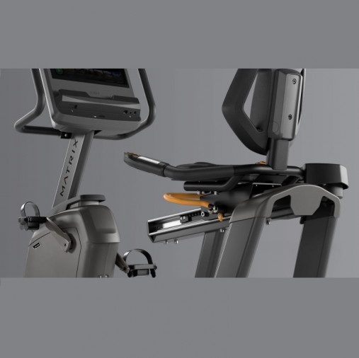 Горизонтальный велотренажер Matrix Lifestyle. Консоль LED