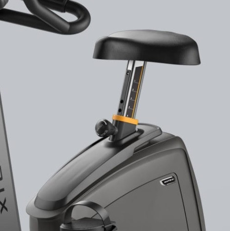 Вертикальный велотренажер Matrix Lifestyle. Консоль Premium LED