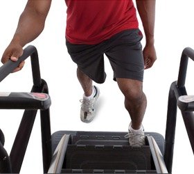 Механизм блокировки движения ступеней во время подготовки к тренировке, паузы или в случае попадания инородных предметов